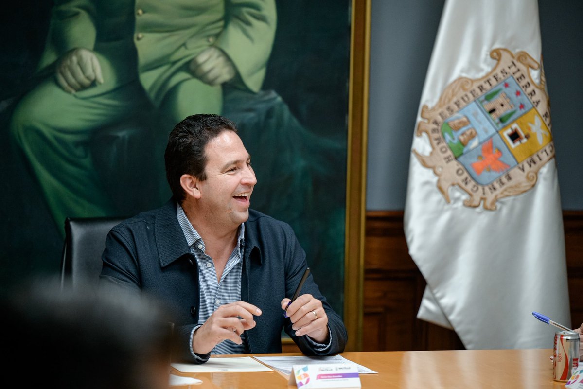 javierdiazglz's tweet photo. Junto a María Bárbara, secretaria de Vinculación Ciudadana, nos reunimos con representantes de instituciones educativas para revisar proyectos y seguir impulsando a las y los jóvenes en su formación académica, desarrollo de habilidades y liderazgo. 🙌 (1/2) https://t.co/0DaTgX8Nku