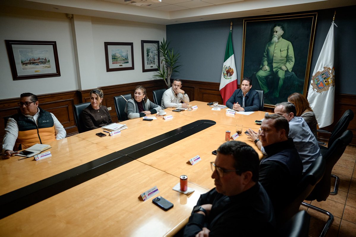 javierdiazglz's tweet photo. Junto a María Bárbara, secretaria de Vinculación Ciudadana, nos reunimos con representantes de instituciones educativas para revisar proyectos y seguir impulsando a las y los jóvenes en su formación académica, desarrollo de habilidades y liderazgo. 🙌 (1/2) https://t.co/0DaTgX8Nku