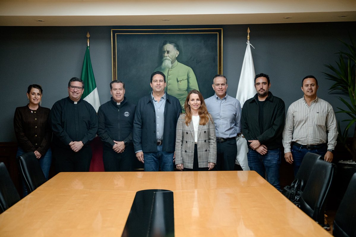 javierdiazglz's tweet photo. Junto a María Bárbara, secretaria de Vinculación Ciudadana, nos reunimos con representantes de instituciones educativas para revisar proyectos y seguir impulsando a las y los jóvenes en su formación académica, desarrollo de habilidades y liderazgo. 🙌 (1/2) https://t.co/0DaTgX8Nku