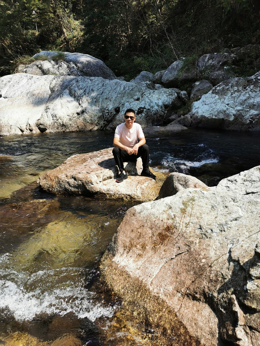 5jYkWfGtYB9IXnd's tweet photo. [A guy stands in a shallow stream with a convex volcanic rock beside a curtain hanging by the river, enjoying the quiet outdoor time.]， https://t.co/rBU1FKCWTp