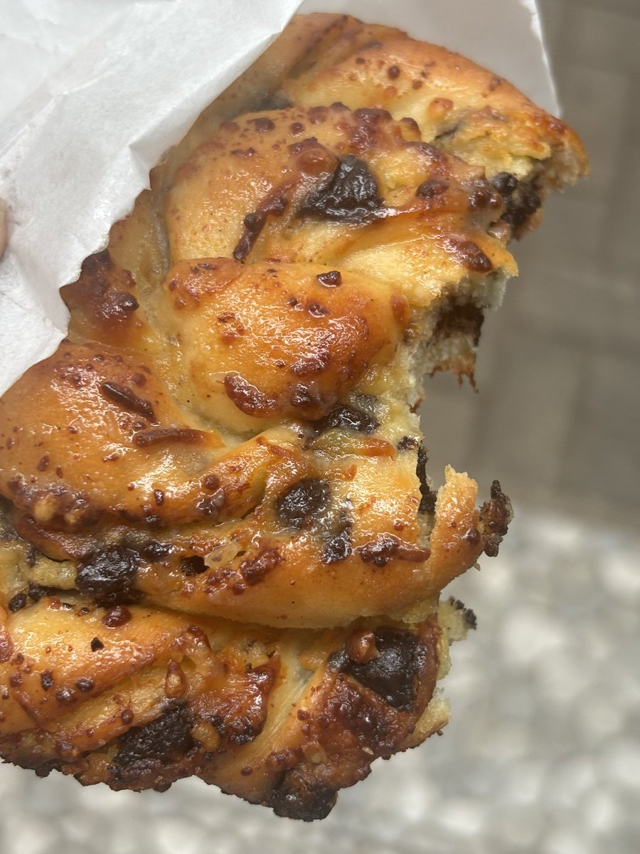 squierytalkin's tweet photo. istg ini roti coklat keju terenak yang pernah gue makan seumur hidup gue https://t.co/mByMUwUpRZ