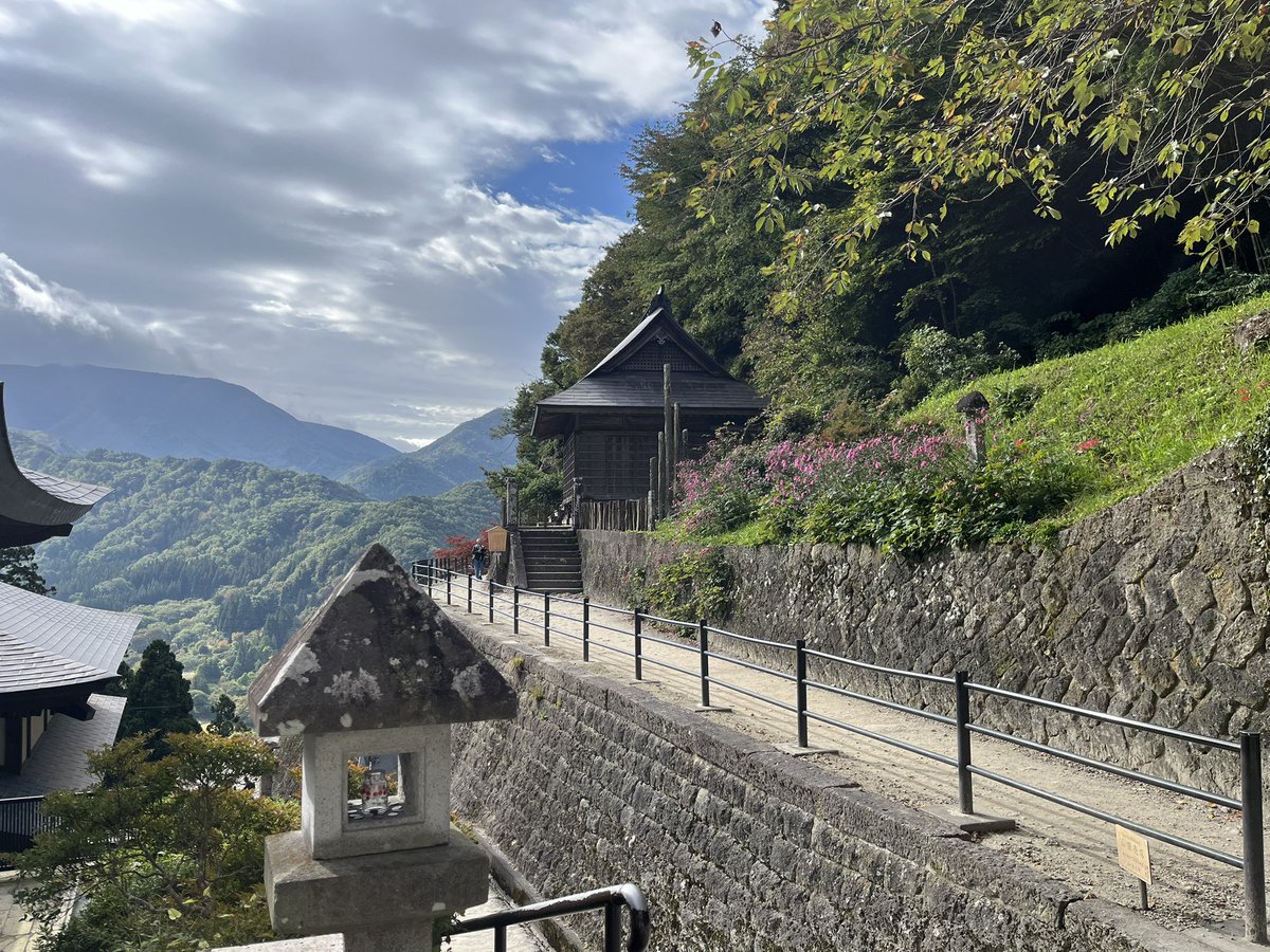 izakyh10367's tweet photo. 紅葉🍁は超ピンポイントのみ。山形の山寺はアクセス良いので一度は是非 https://t.co/vw7zFVcZ01