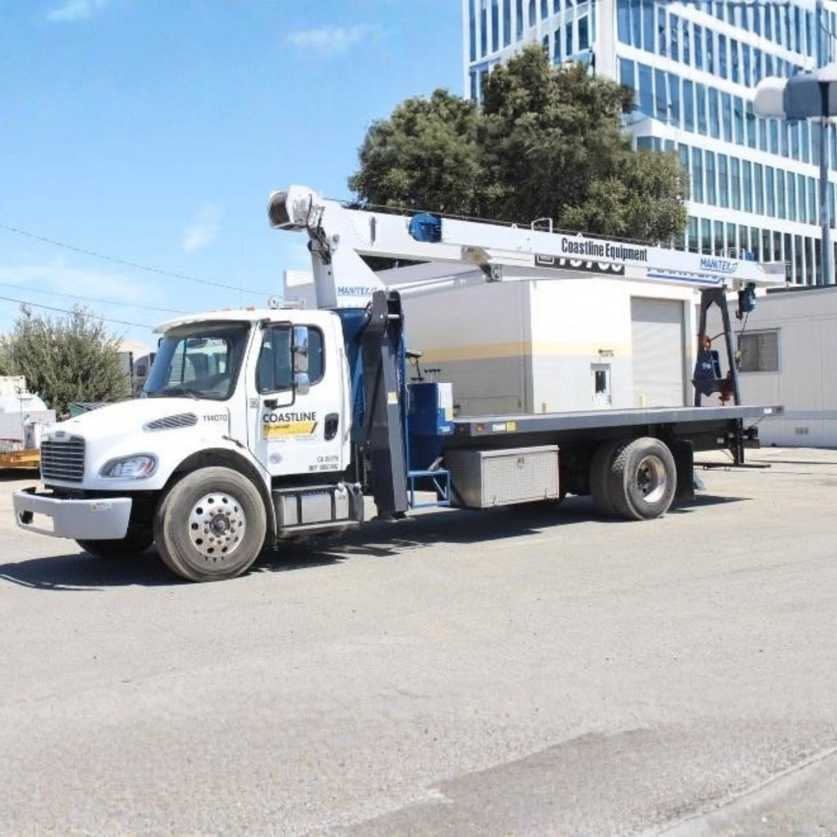 CraneTraderPub's tweet photo. 🚛Crane capability, road-ready.
This 2024 Manitex 1970C mounted on a Freightliner Business Class M2 106 combines mobility and lifting power in one package.
Take a closer look on CraneTrader!👀https://t.co/Dq8R8kKozH
#MountedBoom #Manitex #Freightliner https://t.co/Hn5abqiqMf