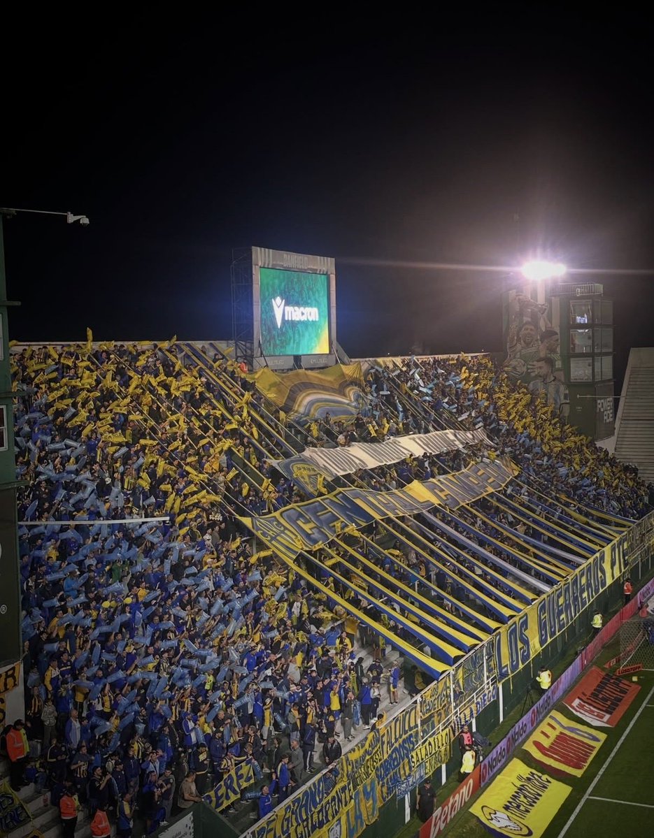 glariaelu's tweet photo. Lunes 21.15 
El canalla copando el Estadio Florencio Sola.
Lo de esta gente es INCREÍBLE

📸 @FiestaPajarito https://t.co/tWa7kpm8rx