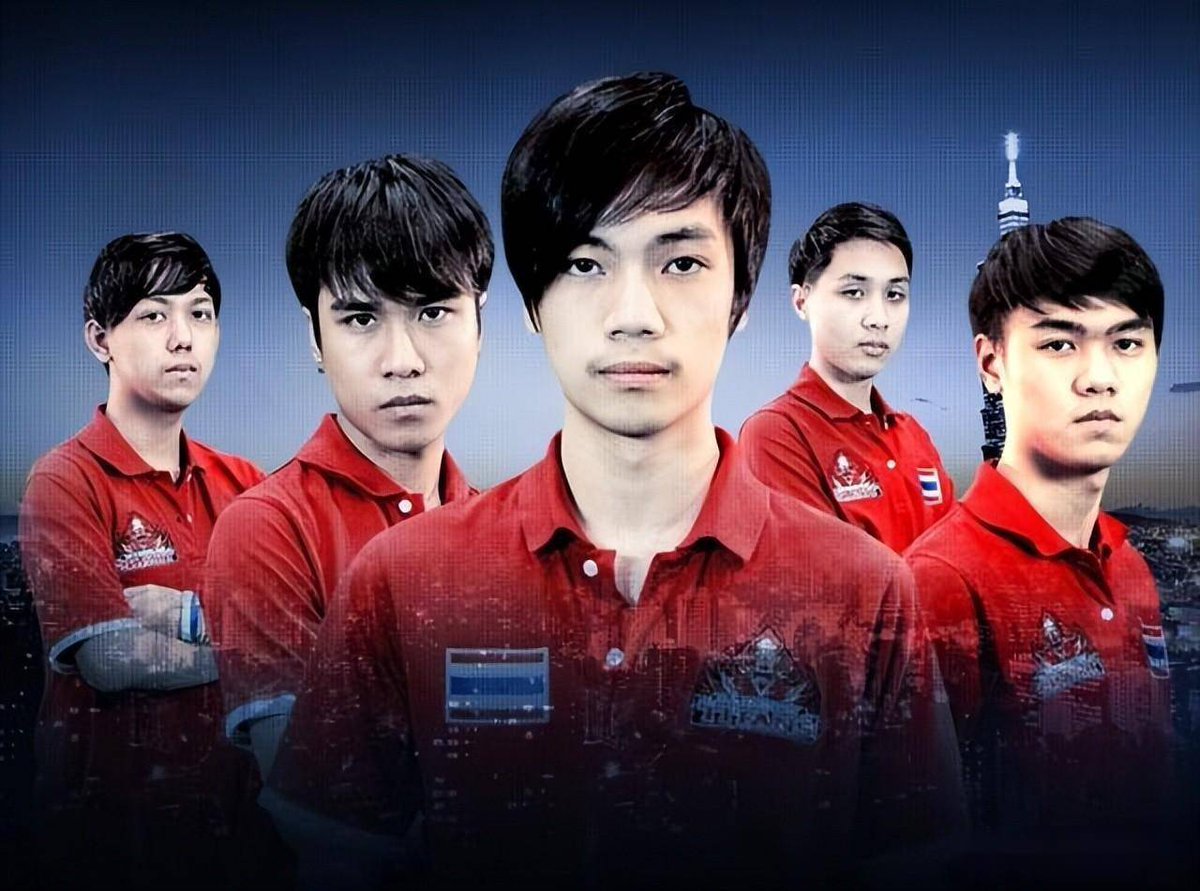 ZoeyWraysar's tweet photo. En el torneo de esports, el jugador de equipo Red realista se rompió el cuello por error y tuvo que decir una mentira para ocultarlo. https://t.co/xuMgOgNfSv