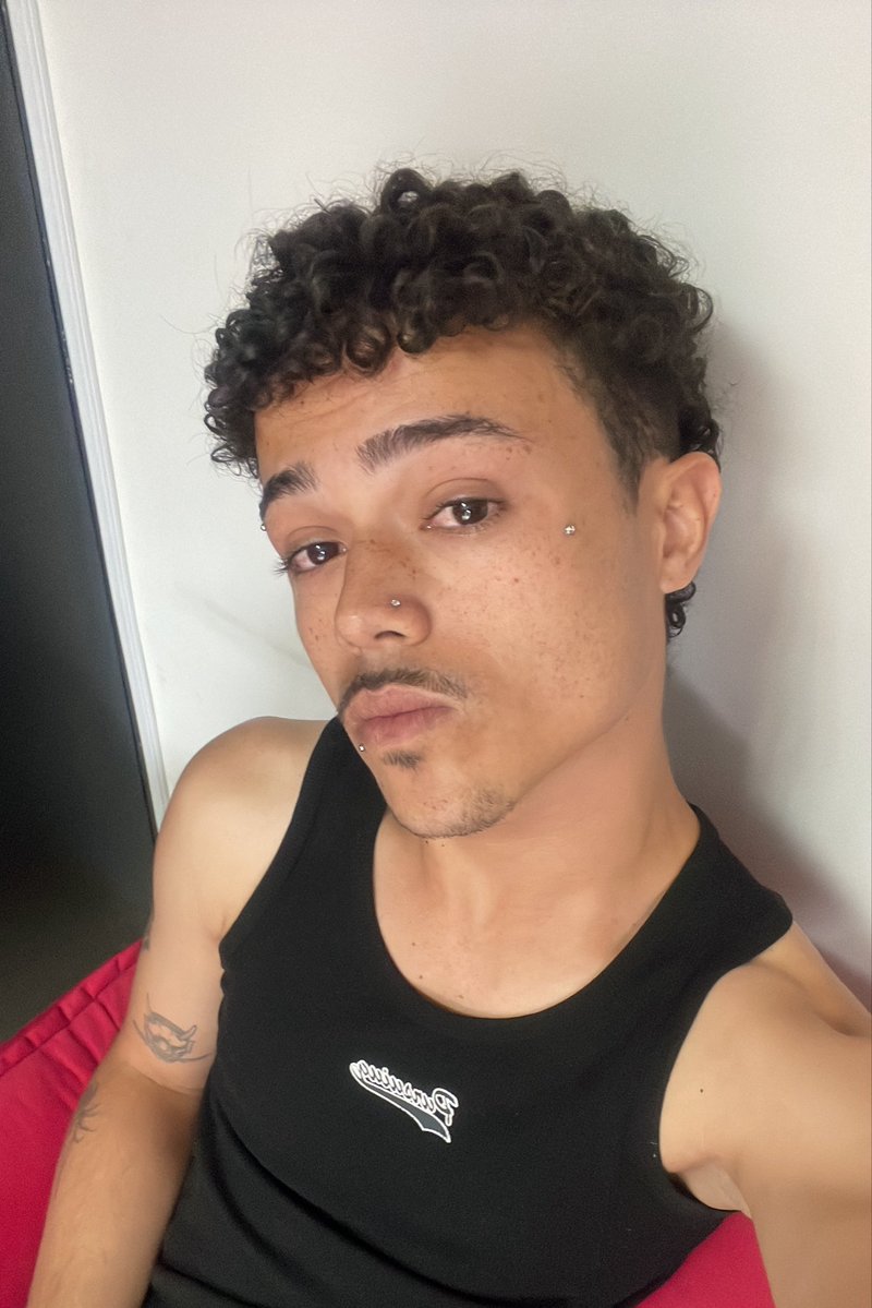 aqlsobrenome's tweet photo. troquei de celular e acho que prefiro meu xr que travava, reiniciava e voltava como se nada tivesse acontecido https://t.co/MWpJgWkYMB