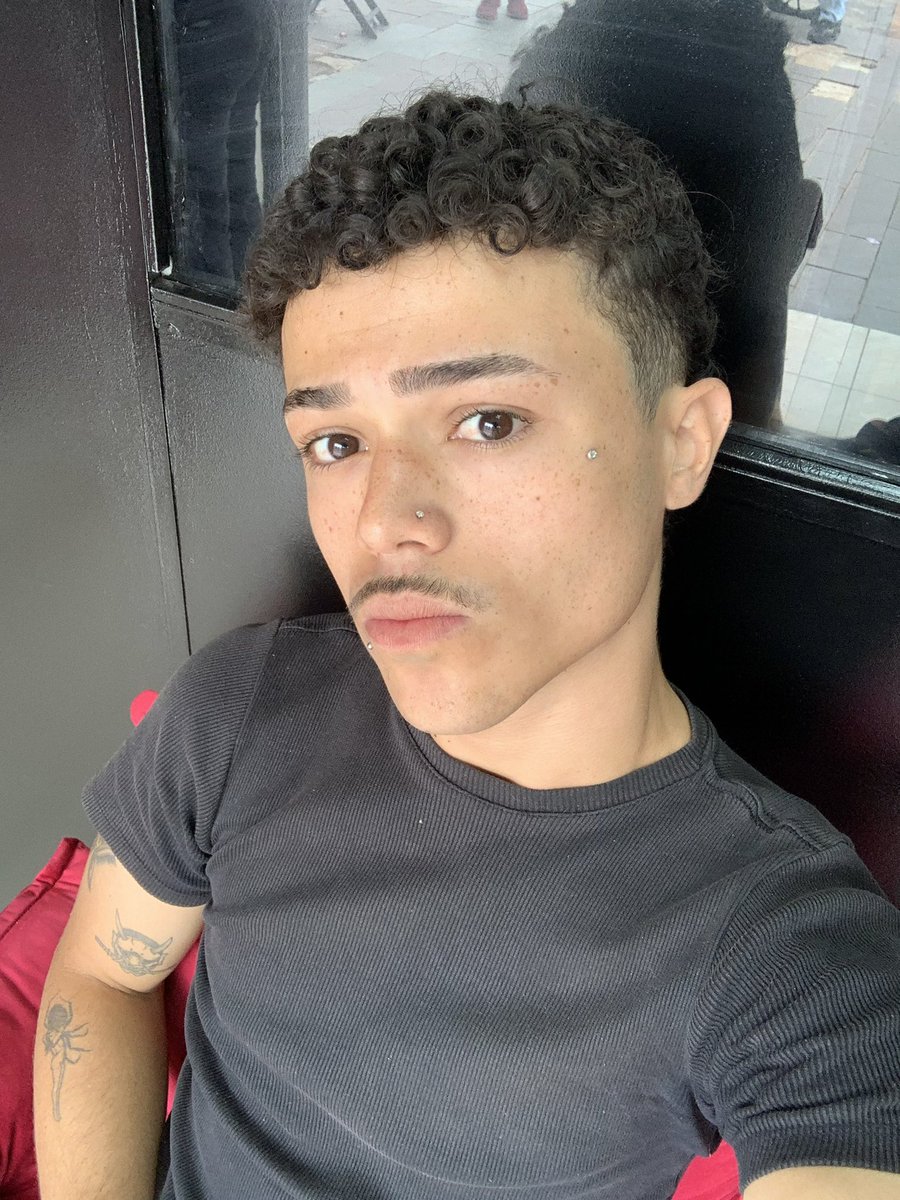 aqlsobrenome's tweet photo. troquei de celular e acho que prefiro meu xr que travava, reiniciava e voltava como se nada tivesse acontecido https://t.co/MWpJgWkYMB