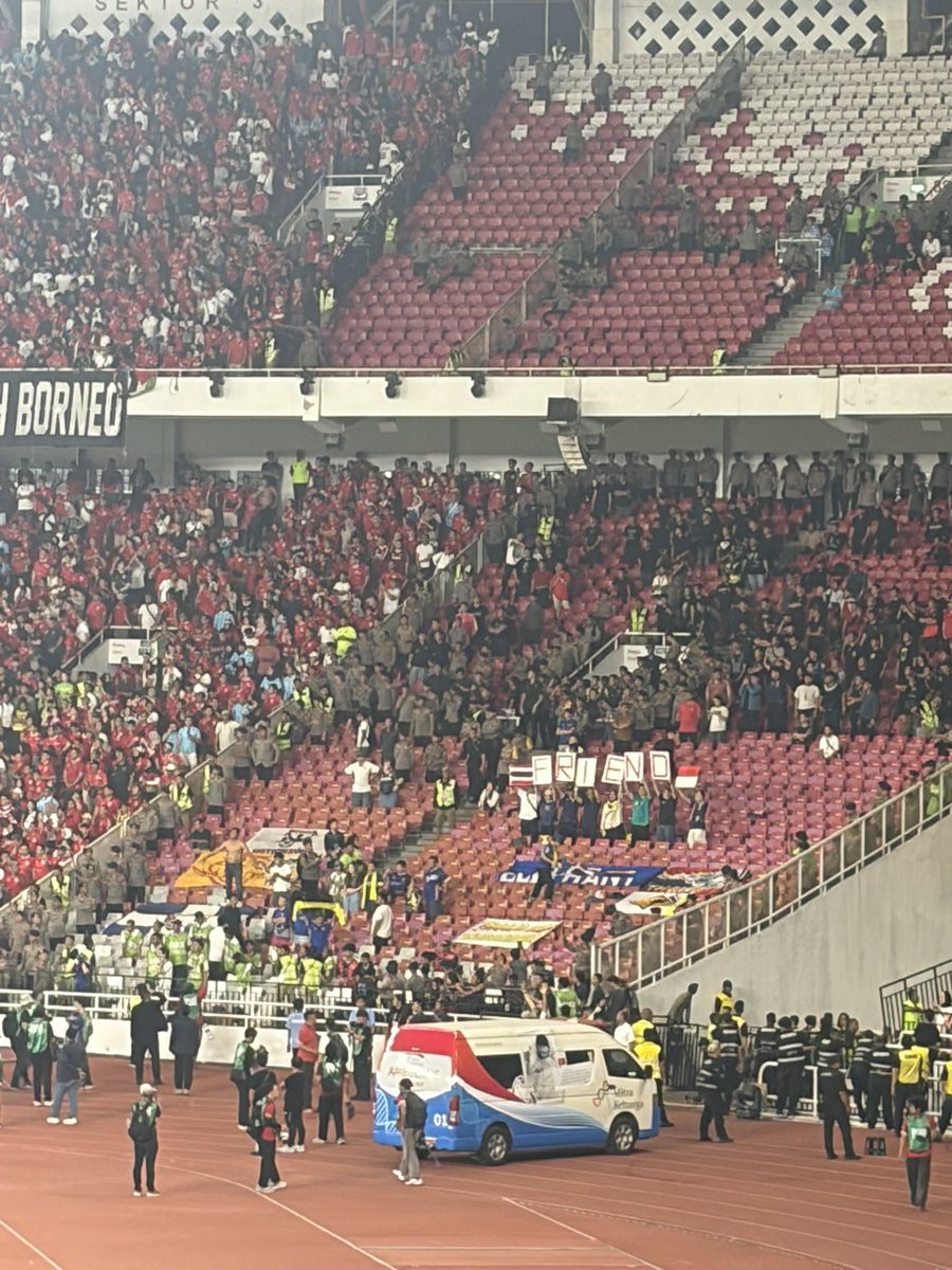 ftblindonesia's tweet photo. Respect to the Thai travelling fans who made the trip to Jakarta tonight 🇹🇭👏

At full-time, they held up a banner saying “FRIENDS” despite Indonesia taking the win.

Proper class 🤝 https://t.co/d9iQKPDCjc