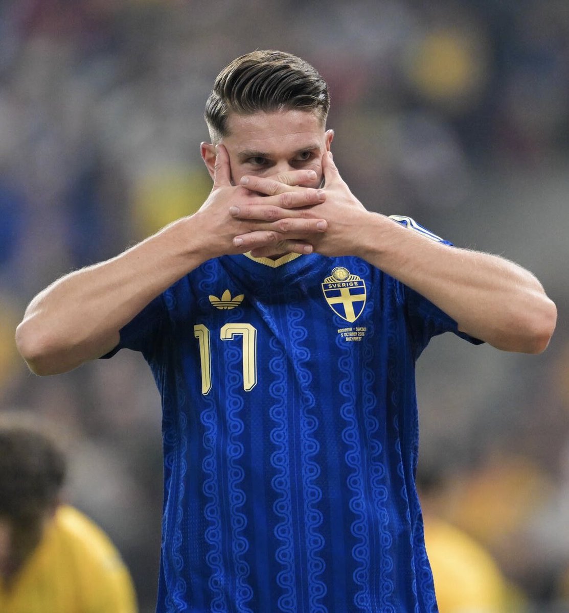 Archivesznz's tweet photo. 🚨🇫🇷 Thierry Henry on Viktor Gyökeres after scoring against Romania:

🗣️“Gyökeres has scored in seven consecutive Nations League games. Nobody has done that before. Before questioning the striker, ask why he scores freely for Sweden but struggles regularly for Arsenal.

Last season he scored 21 goals in all competitions and helped Arsenal win the Premier League. The quality and goals have not disappeared. He has not suddenly changed.

A striker needs service. You cannot ask your number nine to create chances, make runs, beat defenders and finish alone. Sweden find him, play to his strengths and give him chances; he scores.

Arsenal must look at themselves. The attackers must create more, and Arteta must use Gyökeres properly. Do not make a striker like this the problem; build around his strengths.

Give him chances, then judge him. If Arsenal create more, he will score. He is a goal machine. We have already seen it.”
