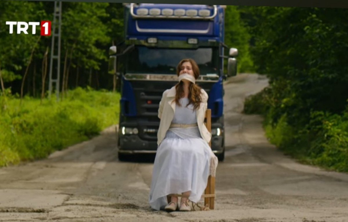gana2412's tweet photo. #TaşacakBuDeniz’de 'Eleni Miryano' karakteriyle adından söz ettiren Ava Yaman, son bölümde tır sahnesindeki performansıyla X’te övgü yağmuruna tutuldu. 
 
Bu sahne için yaklaşık 4 saat tırın önünde kalan başarılı oyuncu, sergilediği performansla sosyal medyada “İzlerken benim nefesim kesildi”, “Karadeniz’in hırçınlığıyla Eleni’nin sabrı birleşince ortaya efsane bir performans çıkmış” ve “Ekran başında eridik” yorumlarıyla övgü aldı.