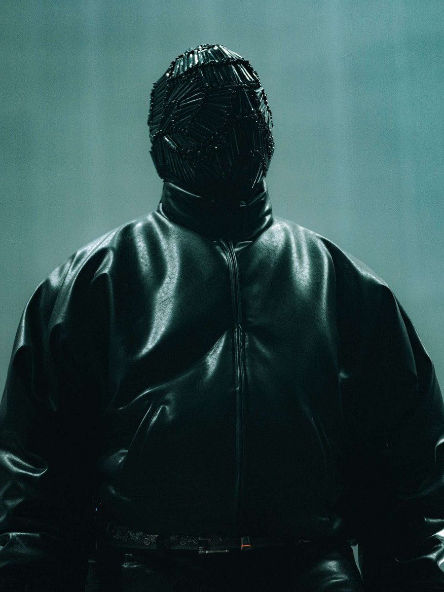 infolky's tweet photo. Ye with a new mask @ ComplexCon 🔥 https://t.co/0N6TduNoUv