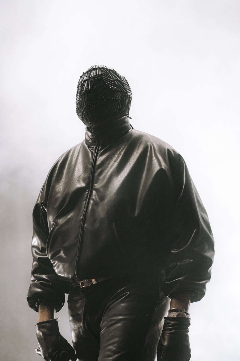 infolky's tweet photo. Ye with a new mask @ ComplexCon 🔥 https://t.co/0N6TduNoUv