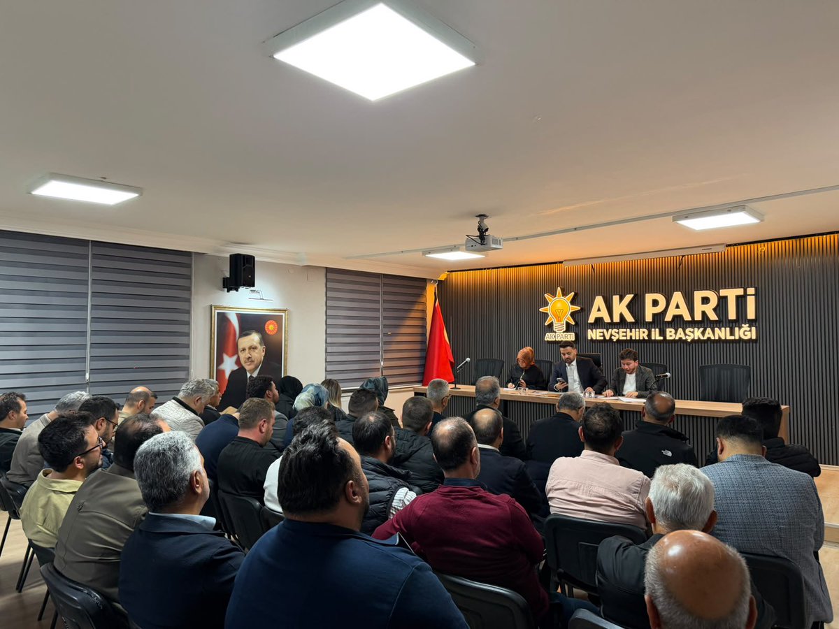 MFAygun's tweet photo. Haftalık Olağan İl Yönetim Kurulu Toplantımızı, kıymetli yol ve dava arkadaşlarımızla birlikte gerçekleştirdik.

Toplantımızda; şehrimizin gündemini, sahadaki çalışmalarımızı ve önümüzdeki dönemde hayata geçireceğimiz programları değerlendirdik, yol haritamız üzerine istişarelerde bulunduk.

Bizim için her toplantı, Nevşehir’imize daha fazla hizmet etmenin, hemşehrilerimizle daha güçlü bağlar kurmanın ve teşkilatımızın sahadaki gücünü artırmanın yeni bir adımıdır.

Birlikte düşünüyor, birlikte karar veriyor, birlikte çalışıyoruz.

Toplantımızın Nevşehir’imiz, teşkilatımız ve davamız için hayırlara vesile olmasını diliyorum.