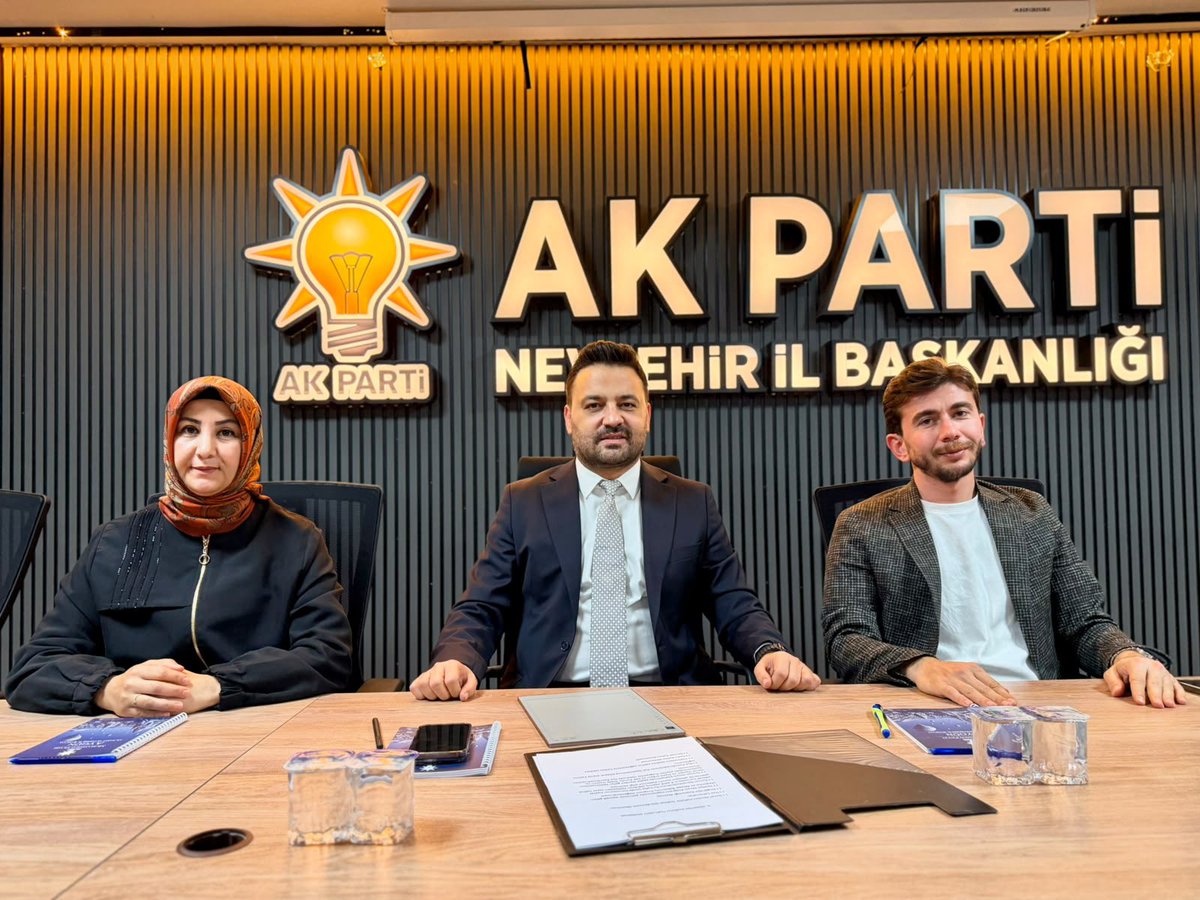MFAygun's tweet photo. Haftalık Olağan İl Yönetim Kurulu Toplantımızı, kıymetli yol ve dava arkadaşlarımızla birlikte gerçekleştirdik.

Toplantımızda; şehrimizin gündemini, sahadaki çalışmalarımızı ve önümüzdeki dönemde hayata geçireceğimiz programları değerlendirdik, yol haritamız üzerine istişarelerde bulunduk.

Bizim için her toplantı, Nevşehir’imize daha fazla hizmet etmenin, hemşehrilerimizle daha güçlü bağlar kurmanın ve teşkilatımızın sahadaki gücünü artırmanın yeni bir adımıdır.

Birlikte düşünüyor, birlikte karar veriyor, birlikte çalışıyoruz.

Toplantımızın Nevşehir’imiz, teşkilatımız ve davamız için hayırlara vesile olmasını diliyorum.