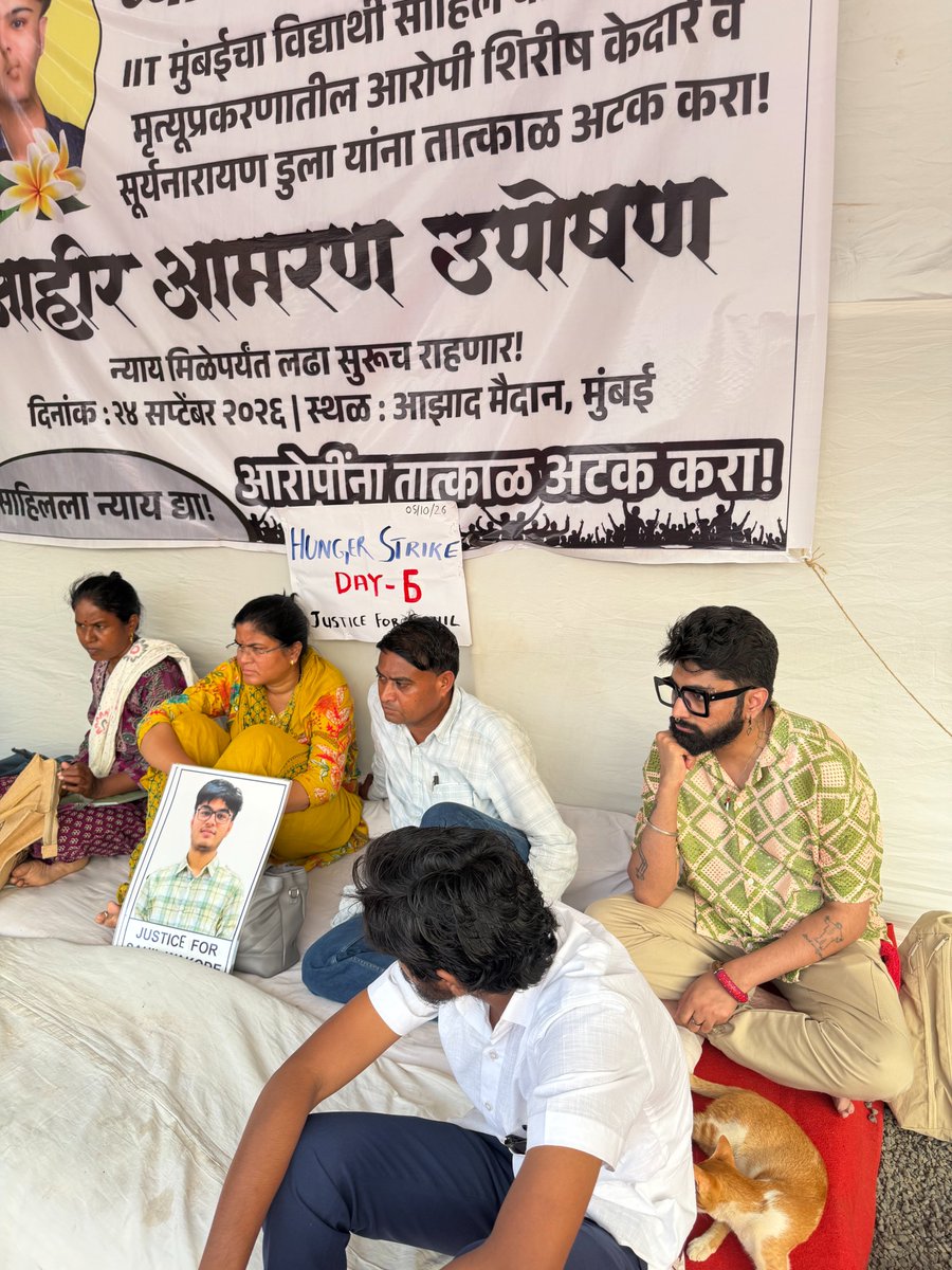kafkasbluebug's tweet photo. today, i talked to Sahil's father. he asked me to sit beside him with a hand gesture, and when i was leaving, he told me in Marathi, "kal aana please dobara"—i told him i don't understand Marathi, so he said it in Hindi. he said that twice, with grief i cannot explain and will never forget. 

if you are in Mumbai, please show up for Sahil's parents. 
#JusticeforSahil