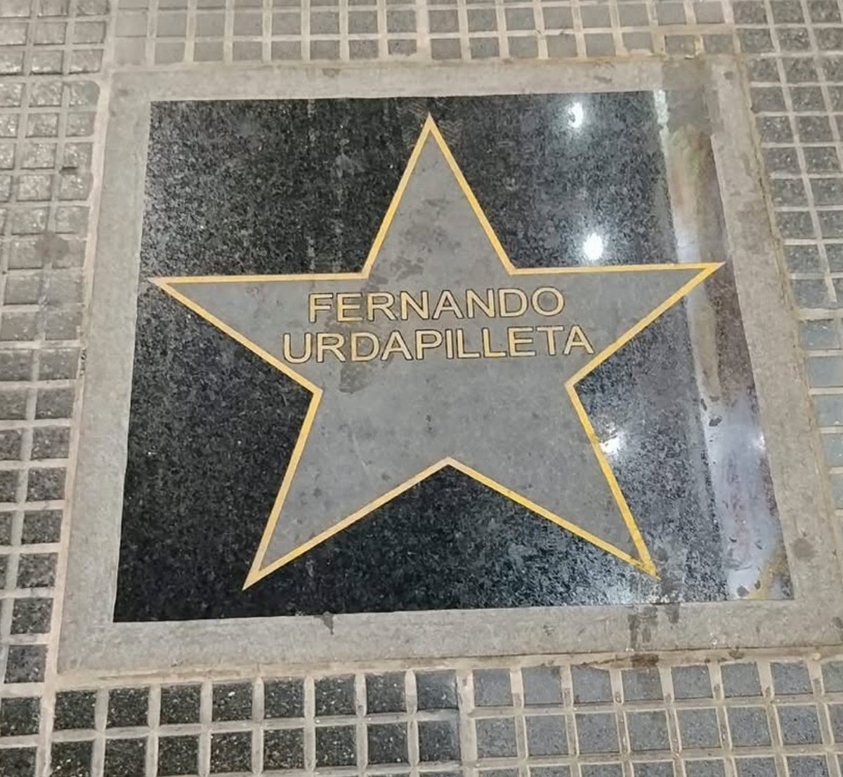 Juan_Parodi's tweet photo. Es ALEJANDRO. Que alguien tape el Fernando y deje sólo URDAPILLETA.
Corrientes y R. Peña
Foto de Clara Izaguirre. https://t.co/lHTbRFuMOT