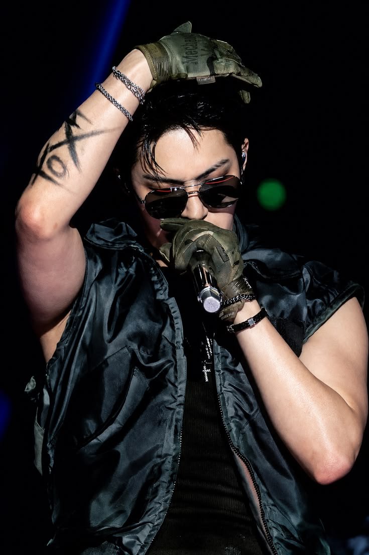 pupyvnhc's tweet photo. Festival goer yh x rockstar mg 

Where yh gets high and wanders around until he stumbles on mg after his set ++ https://t.co/91Txi4WyCr