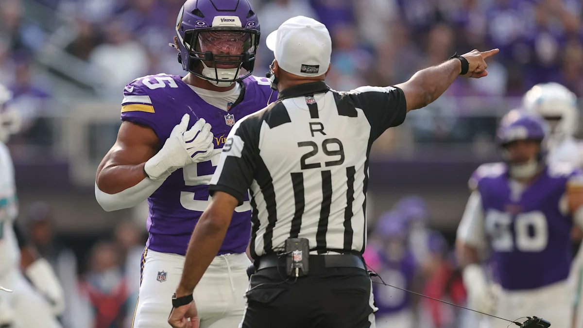 MySportsUpdate's tweet photo. The NFL announced today that line judge Jeff Seeman has been suspended 2 games and referee Adrian Hill 1 game for separate instances of unprofessional conduct toward a player.

Seeman’s incident occurred during Cardinals-Giants, while Hill’s occurred during Dolphins-Vikings. https://t.co/O4zBFN9EPE