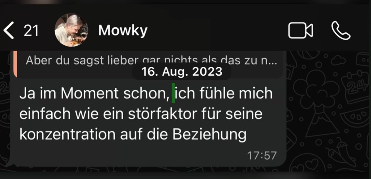 zilberkoenig's tweet photo. (Video) Das war schon vor dem Dreier eigentlich klar, dass AnniTheDuck mit Mr. X eine exklusiven Liebesbeziehung hat. War irgendwie nicht offiziell, was auch immer die darunter verstanden haben.

(Bild 1) Im Gespräch, wo die Single Aussage fiel, war auch vorher noch, dass Mowky jemand finden will, der zu ihr passt und Mr. X sich auf Anni konzentrieren kann. 

(Bild 2) Irgendwann meinte Anni auch, dass Mr. X körperlich Abstand versucht zu wahren, um Anni gerecht zu werden.

(Bild 3) Später meinte Mowky, dass sie sich als Störfaktor fühle für seine Konzentration auf die Beziehung.

Also kein Plan, was es überhaupt bedeutet, wenn Anni da einmal sich als Single labelte. Alle wussten doch, dass es eine exklusive Liebesbeziehung ist.
Weiß ich auch gar nicht, wer das überhaupt noch als Single versteht.
Also ich versteh unter Single, dass man auch gar nicht bumst. Aber auch das schien klar zu sein, dass die miteinander bumsen 🤷‍♂️

Es sollte auf jeden Fall keine Überraschung gewesen sein, dass Anni sagte "mein Freund", wenn Mowky sich selbst ja vorher schon als Störfaktor diesbezüglich gefühlt hat.