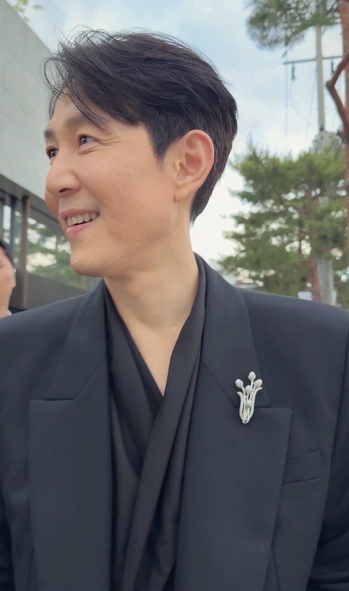 GiHunsDalgona's tweet photo. He might be 53, but he's the absolute prettiest that he has ever been https://t.co/7NYNK1C3Tr