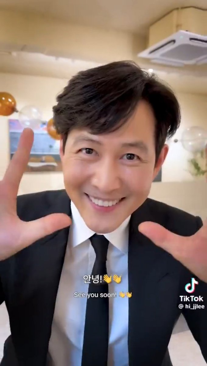 GiHunsDalgona's tweet photo. He might be 53, but he's the absolute prettiest that he has ever been https://t.co/7NYNK1C3Tr