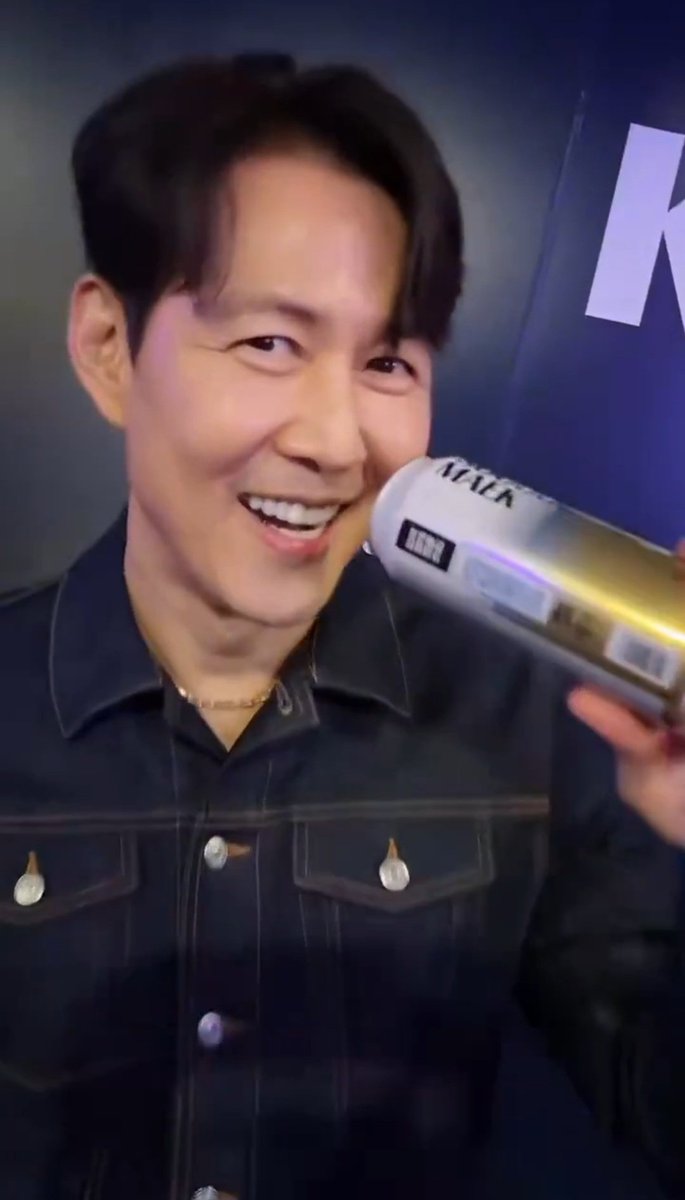 GiHunsDalgona's tweet photo. He might be 53, but he's the absolute prettiest that he has ever been https://t.co/7NYNK1C3Tr