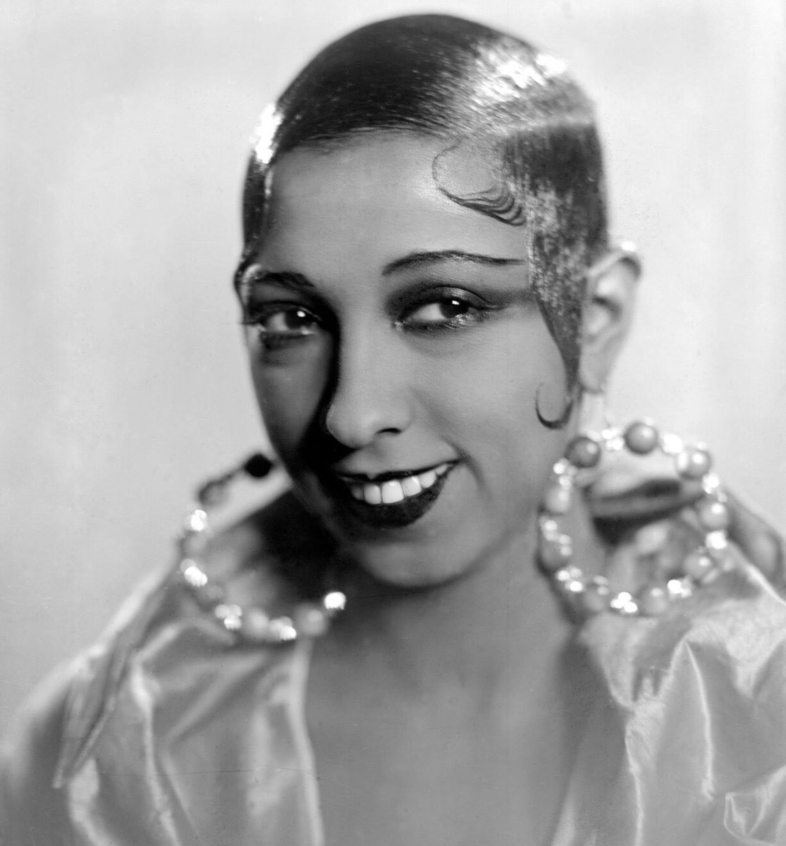 ladielabrys2's tweet photo. I think part of why so many bisexual women don’t want to identify as bisexual is because they have little to no representation and feel that bisexuality is an invalid sexuality or identity, or that their attraction to women is inherently lesser.

So here are four very fascinating and cool bisexual women of history who are known for their exciting lives and dalliances with other women.
Josephine Baker was an actress, singer, exotic dancer and successful spy for the French Resistance against the Nazis, she had a pet cheetah, and adopted 12 children from around the world. She is also the first American woman to get a receive a military funeral in France.

Djuna Barnes was a journalist, writer, artist and novelist known for her groundbreaking book Nightwood, known for one of the earliest depictions of the then underground bohemian community and LGB community in literature (then known as the Demi-Monde, or twilight world). She is known for an affair with Lesbian heiress Natalie Clifford Barney and a long relationship with lesbian photographer Thelma Wood, which relationship is heavily portrayed in Nightwood.

Bessie Smith was blues singer who was well known for her relationships with the other bisexual and lesbian women of the Harlem Renaissance. One of her more notorious stories includes her good friend and fellow black bisexual blues singer Ma Rainey who was arrested after being  busted for having an all-female sex party in her apartment, to which Bessie bailed her out for.

Tallulah Bankhead was an American actress known for her many relationships with other women actresses and singers like Greta Garbo, Marlene Dietrich, Billie Holliday and Hattie McDaniel. She is known for referring to herself as “ambisextrous” and lived out her later years loudly advocating for civil rights and rallying against segregation.