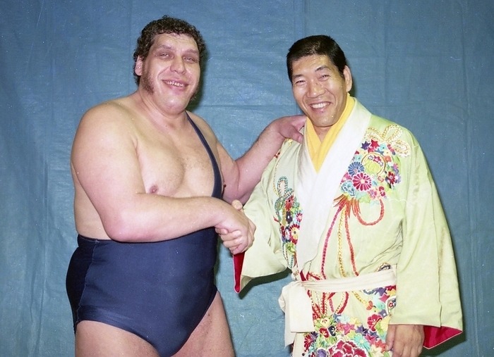 allan_cheapshot's tweet photo. #OnThisDay in 1990: All Japan: Ishinomaki City Gymnasium, Miyagi: Giant Baba and André the Giant backstage before teaming with Rusher Kimura to defeat Masanobu Fuchi, Haruka Eigen and Motoshi Okuma. https://t.co/G3CaX3Da2U