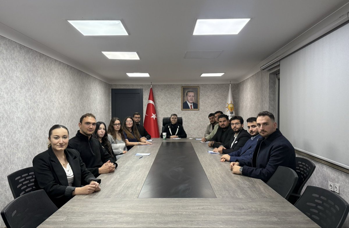 uniakankara's tweet photo. 📍 AK Parti Ankara İl Başkanlığı

Haftalık olağan Yürütme Kurulu toplantımızı, Ankara ÜniAK Başkanımız Edanaz Dızbay’ın öncülüğünde gerçekleştirdik.

Yeni döneme dair çalışmalarımızı, projelerimizi ve gençlerimize yönelik faaliyetlerimizi değerlendirdik. https://t.co/aSirA6omxj
