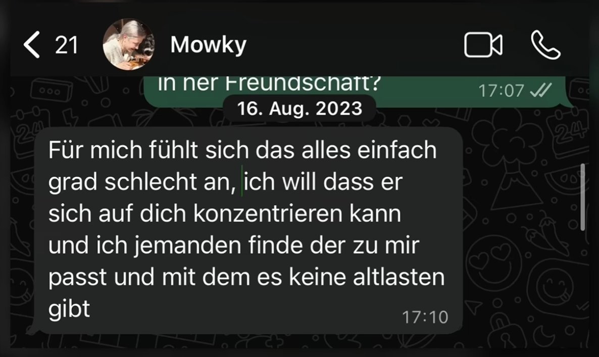 zilberkoenig's tweet photo. (Video) Das war schon vor dem Dreier eigentlich klar, dass AnniTheDuck mit Mr. X eine exklusiven Liebesbeziehung hat. War irgendwie nicht offiziell, was auch immer die darunter verstanden haben.

(Bild 1) Im Gespräch, wo die Single Aussage fiel, war auch vorher noch, dass Mowky jemand finden will, der zu ihr passt und Mr. X sich auf Anni konzentrieren kann. 

(Bild 2) Irgendwann meinte Anni auch, dass Mr. X körperlich Abstand versucht zu wahren, um Anni gerecht zu werden.

(Bild 3) Später meinte Mowky, dass sie sich als Störfaktor fühle für seine Konzentration auf die Beziehung.

Also kein Plan, was es überhaupt bedeutet, wenn Anni da einmal sich als Single labelte. Alle wussten doch, dass es eine exklusive Liebesbeziehung ist.
Weiß ich auch gar nicht, wer das überhaupt noch als Single versteht.
Also ich versteh unter Single, dass man auch gar nicht bumst. Aber auch das schien klar zu sein, dass die miteinander bumsen 🤷‍♂️

Es sollte auf jeden Fall keine Überraschung gewesen sein, dass Anni sagte "mein Freund", wenn Mowky sich selbst ja vorher schon als Störfaktor diesbezüglich gefühlt hat.