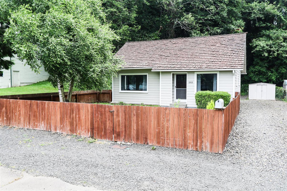 GreningerHarley's tweet photo. The house of a lifetime! 2 bed, 1 bath, and a whole lot of interesting details.

#PremierRealty #AberdeenWA #RealEstate #Graysharbor https://t.co/gJt6NwBkG1