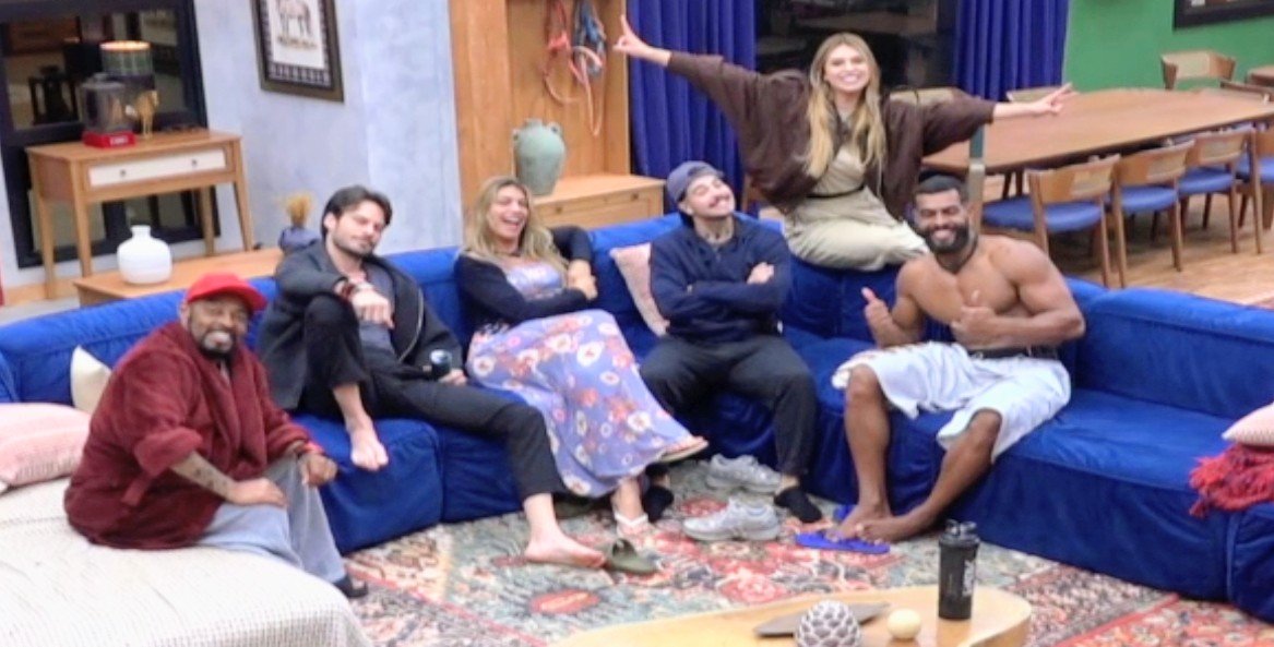 aow_anne's tweet photo. Então é essa foto aqui que vamos deixar em preto e branco 
#AFazenda https://t.co/FXIJwQtPtO
