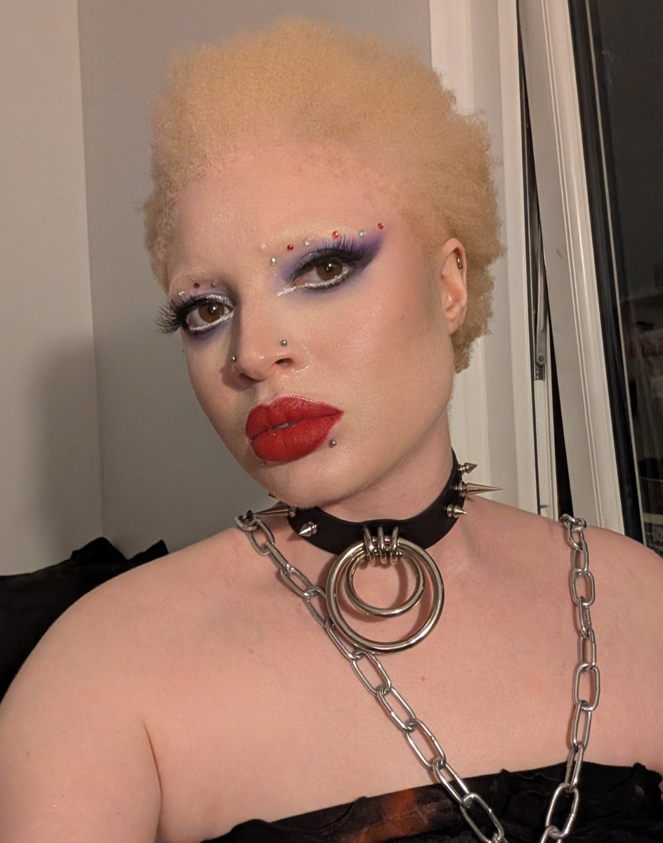 ThembaIsSexy's tweet photo. Welcoming in spooky season 🧙♀️
F$$w 👽💕 hmu if you'd like to keep me cozy 🍂
#femboy #nonbinary #autumnmakeup #gothbabe https://t.co/Czt06yZSyj
