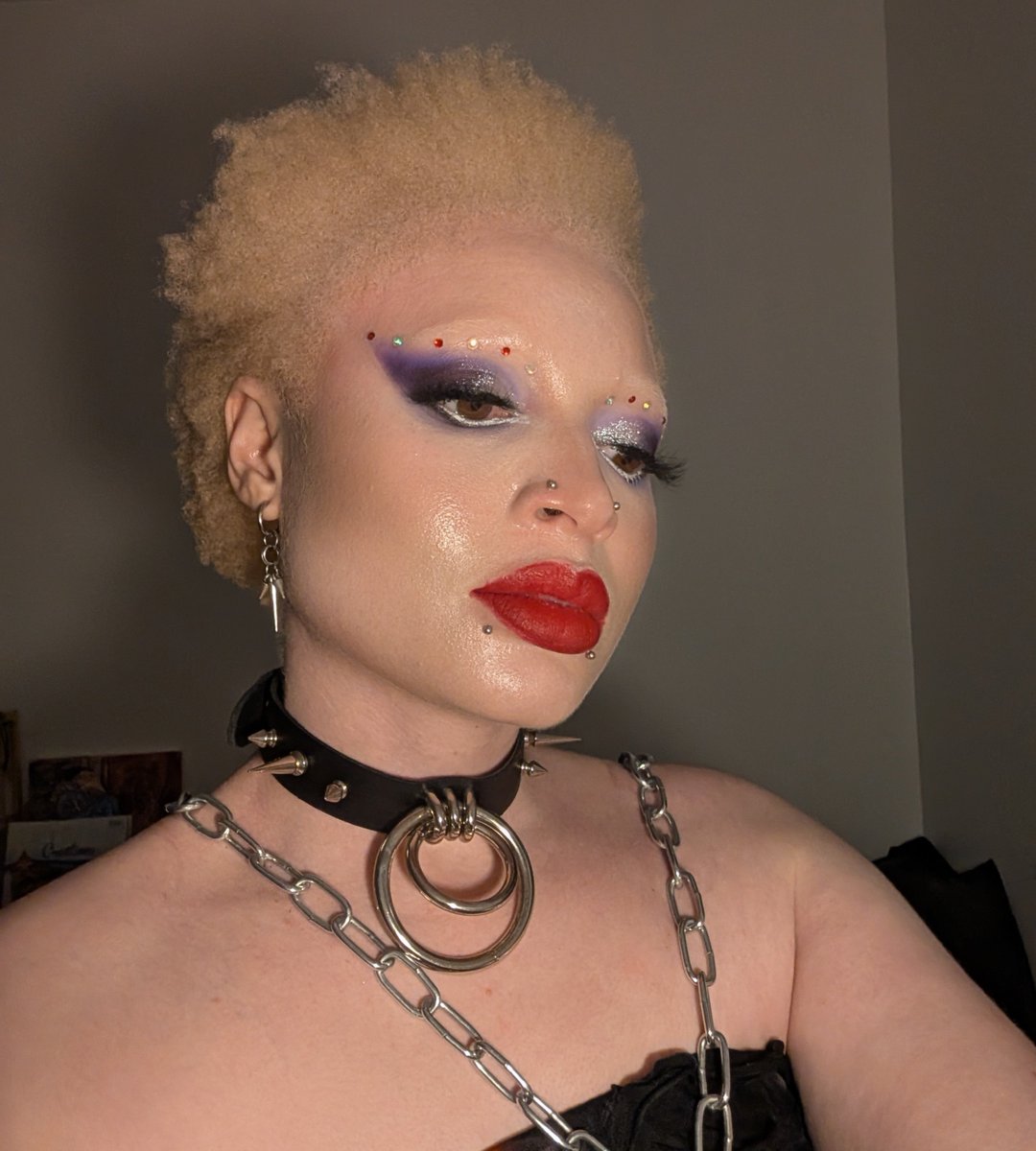 ThembaIsSexy's tweet photo. Welcoming in spooky season 🧙♀️
F$$w 👽💕 hmu if you'd like to keep me cozy 🍂
#femboy #nonbinary #autumnmakeup #gothbabe https://t.co/Czt06yZSyj