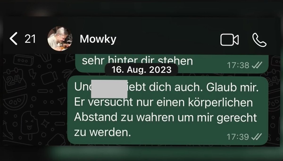 zilberkoenig's tweet photo. (Video) Das war schon vor dem Dreier eigentlich klar, dass AnniTheDuck mit Mr. X eine exklusiven Liebesbeziehung hat. War irgendwie nicht offiziell, was auch immer die darunter verstanden haben.

(Bild 1) Im Gespräch, wo die Single Aussage fiel, war auch vorher noch, dass Mowky jemand finden will, der zu ihr passt und Mr. X sich auf Anni konzentrieren kann. 

(Bild 2) Irgendwann meinte Anni auch, dass Mr. X körperlich Abstand versucht zu wahren, um Anni gerecht zu werden.

(Bild 3) Später meinte Mowky, dass sie sich als Störfaktor fühle für seine Konzentration auf die Beziehung.

Also kein Plan, was es überhaupt bedeutet, wenn Anni da einmal sich als Single labelte. Alle wussten doch, dass es eine exklusive Liebesbeziehung ist.
Weiß ich auch gar nicht, wer das überhaupt noch als Single versteht.
Also ich versteh unter Single, dass man auch gar nicht bumst. Aber auch das schien klar zu sein, dass die miteinander bumsen 🤷‍♂️

Es sollte auf jeden Fall keine Überraschung gewesen sein, dass Anni sagte "mein Freund", wenn Mowky sich selbst ja vorher schon als Störfaktor diesbezüglich gefühlt hat.