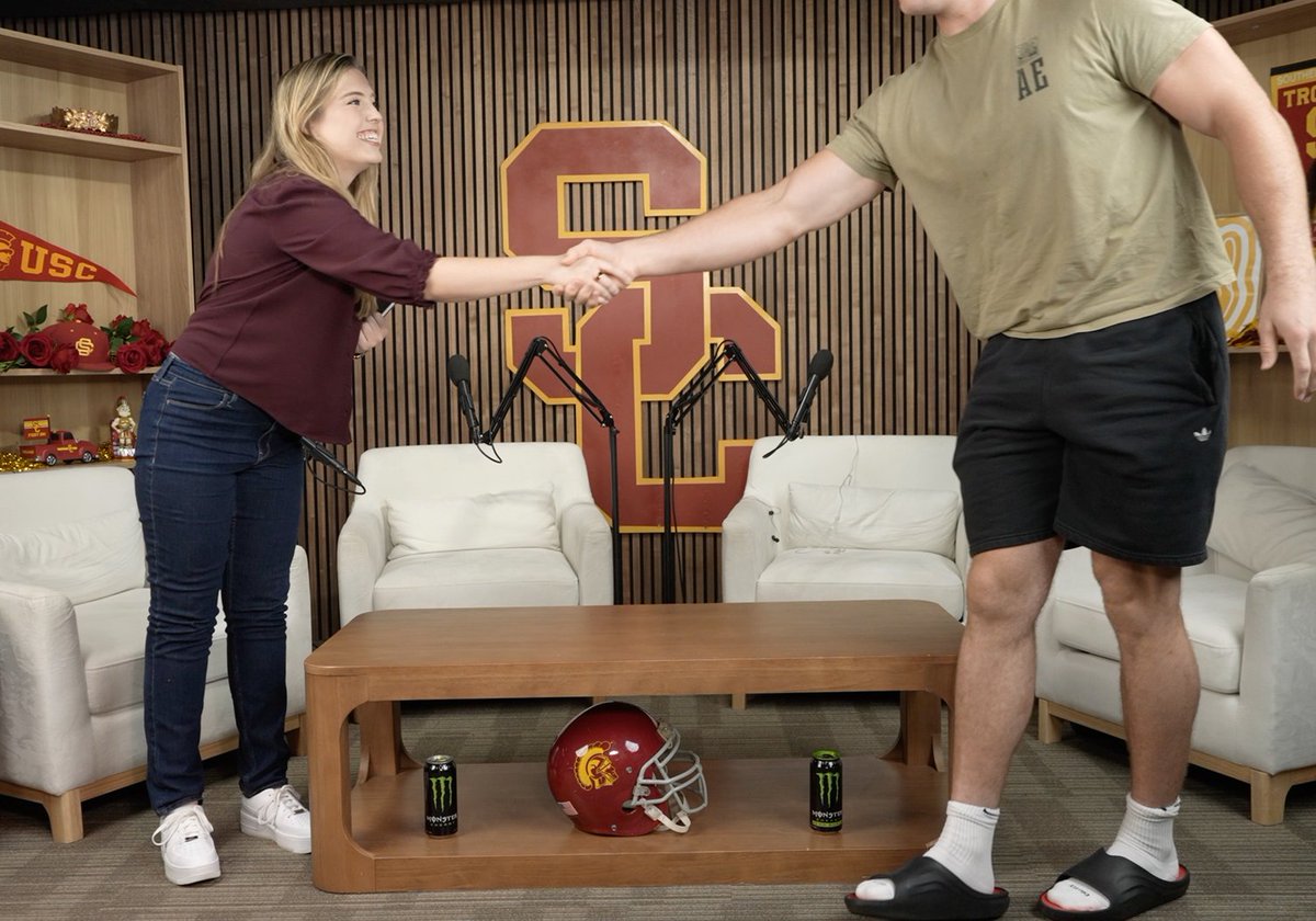 keelyismyname's tweet photo. In case anyone wants to understand just how massive true freshman Luke Wafle is... here's me shaking his hand for scale 🤣 https://t.co/TrwrTBcmZN