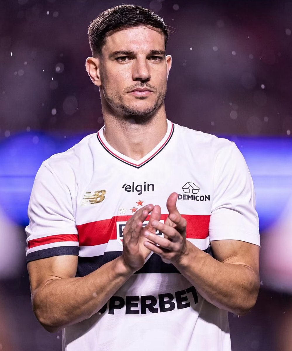 OGabrielSa's tweet photo. O São Paulo busca uma solução para o futuro do lateral Cédric Soares, de 35 anos, que está afastado do elenco desde junho.

As partes chegaram a conversar por uma rescisão, mas o português não aceita abrir mão de nenhum valor. Segundo apurei, o custo total se o clube decidisse encerrar o vínculo hoje seria de cerca de R$ 17 milhões.

O valor total inclui pagamentos até o final do vínculo + direitos de imagem e luvas em atraso. O clube tentou até mesmo emprestar o lateral na última janela, mas recebeu negativa no mercado nacional e internacional pelo alto salário do veterano, mesmo que dividido. 

Cédric foi contratado em janeiro de 2025, inicialmente por três meses e com baixo salário fixo. Após ser "aprovado" no período, renovou até dezembro 2027 e passou a receber mais de meio milhão por mês.