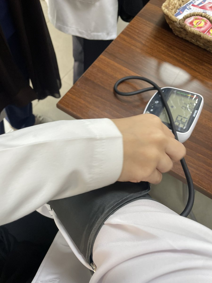 Relaxqrev's tweet photo. اليوم اخذت عصير شمندر وبرتقال قلك برفع دمي الطايح مع صديقتي الصبح ثم فالدوام مسكوني بنات التمريض واستلموني بمشروعهم وقاسوضغطي وجربو علي ثم عالليل اشتريت 🌻 عشان اعتني فيهم ويكون في هدف اعيش لاجله ومانتحر https://t.co/e4Cai8llqb