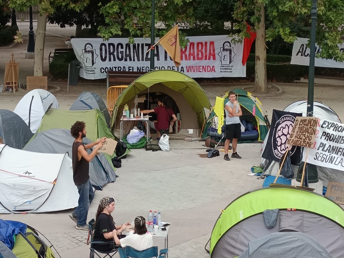 lapoderiofem's tweet photo. 📢🏚️Manifestaciones multitudinarias y acampadas se han convertido en el altavoz de la rabia y la impotencia de miles y miles de andaluzas
👉Entrevista  al portavoz del Sindicato de la Vivienda de Granada, Jon Zuir.  @SVGranada 
https://t.co/IxjIaqwUdI https://t.co/uJ7U44Unah