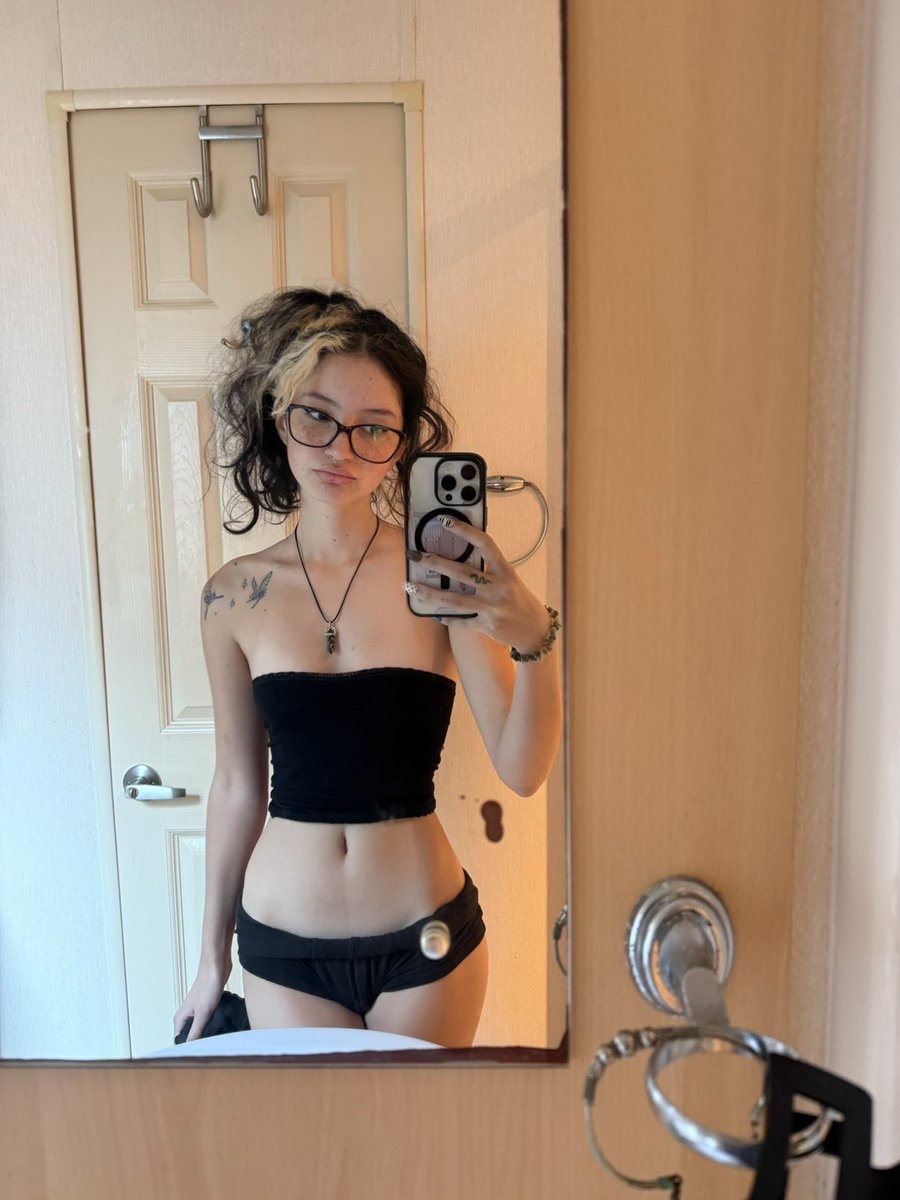 MissCleoGoddess's tweet photo. Heyyy future simps your new addiction is here I expect my new account to blow up QUICK chop chop 🖕🏼🖤

#findom #femdom #paypig https://t.co/pym016uzEU