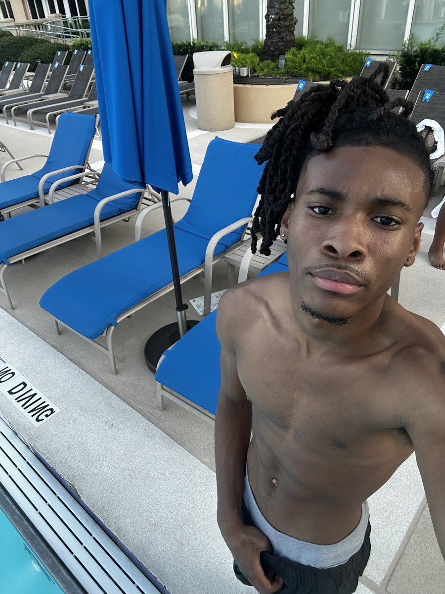 wakeupdemarc's tweet photo. body was insane on this trip https://t.co/LqwEq0r40i