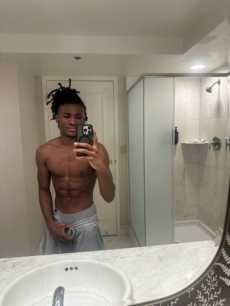 wakeupdemarc's tweet photo. body was insane on this trip https://t.co/LqwEq0r40i