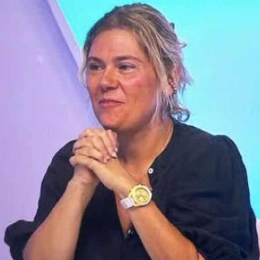 portalmvd's tweet photo. BERGARA DESIGNÓ A ELEONORA NAVATTA COMO NUEVA DIRECTORA DE DEPORTES DE LA INTENDENCIA

Eleonora Navatta asumirá al frente de la Secretaría de Educación Física, Deporte y Recreación de la IM, tras la renuncia de Lionel De Mello por razones de salud.

A quiénes involucra
Eleonora Navatta es arquitecta, periodista y esgrimista profesional. Mario Bergara la designó para sustituir a Lionel De Mello, quien dejó el cargo por motivos de salud.

Contexto
Navatta integró la Selección Nacional de esgrima, obtuvo títulos nacionales y sudamericanos y actualmente forma parte del Comité Ejecutivo de la Federación Uruguaya de Esgrima.

Además
Entre 2017 y 2019 creó y lideró el programa Jugamos Todas, enfocado en deporte femenino e inclusivo. También desarrolló una trayectoria en comunicación institucional en organismos como el Ircca y Observacom.

La Intendencia destacó su experiencia en deporte comunitario y federado, gestión institucional, organización de eventos y diseño de políticas de inclusión.

(+) en Montevideo Portal: https://t.co/6p1W5vJWh9