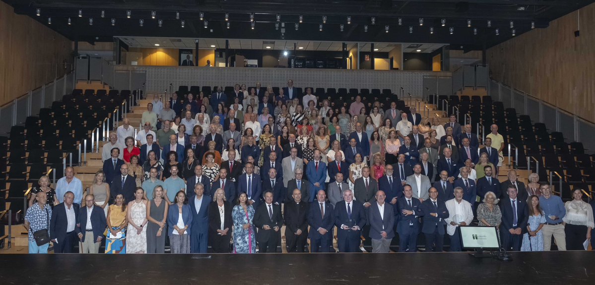 AmoryCaridad's tweet photo. ❤️‍🔥El pasado viernes, acompañamos a la @FundCorinto en la gala por la celebración de su XV aniversario.

Agradecemos su labor y compromiso, y ponemos en manos del Señor a sus voluntarios y colaboradores para que continúen sirviendo de ayuda para aquellos que lo necesitan.

#CofradíasMLG
