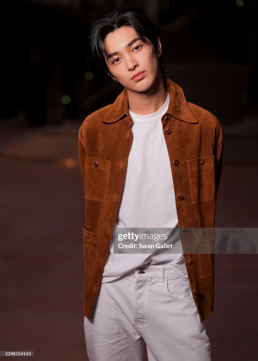 TrendyUpdate_th's tweet photo. KEONHO SERVES CHANEL BOY CHIC! 🤎✨

พาส่องลุคของ “กอนโฮ CORTIS” แขกคนสำคัญของแบรนด์ ขณะเดินทางมาร่วมชมแฟชั่นโชว์ CHANEL Spring/Summer 2027 ณ กรุงปารีส 🇫🇷✨ เสิร์ฟลุคหล่อเนี้ยบแบบ Chanel Boy ทั้งเท่ ทั้งดูแพง พร้อมออร่าความแฟแบบเต็มเฟรม! 🧥

KEONHO AT CHANEL PFW  
#KEONHOxCHANELSS27 
#KEONHO #CORTIS #건호
#CHANELSpringSummer
#CHANEL @CHANEL
