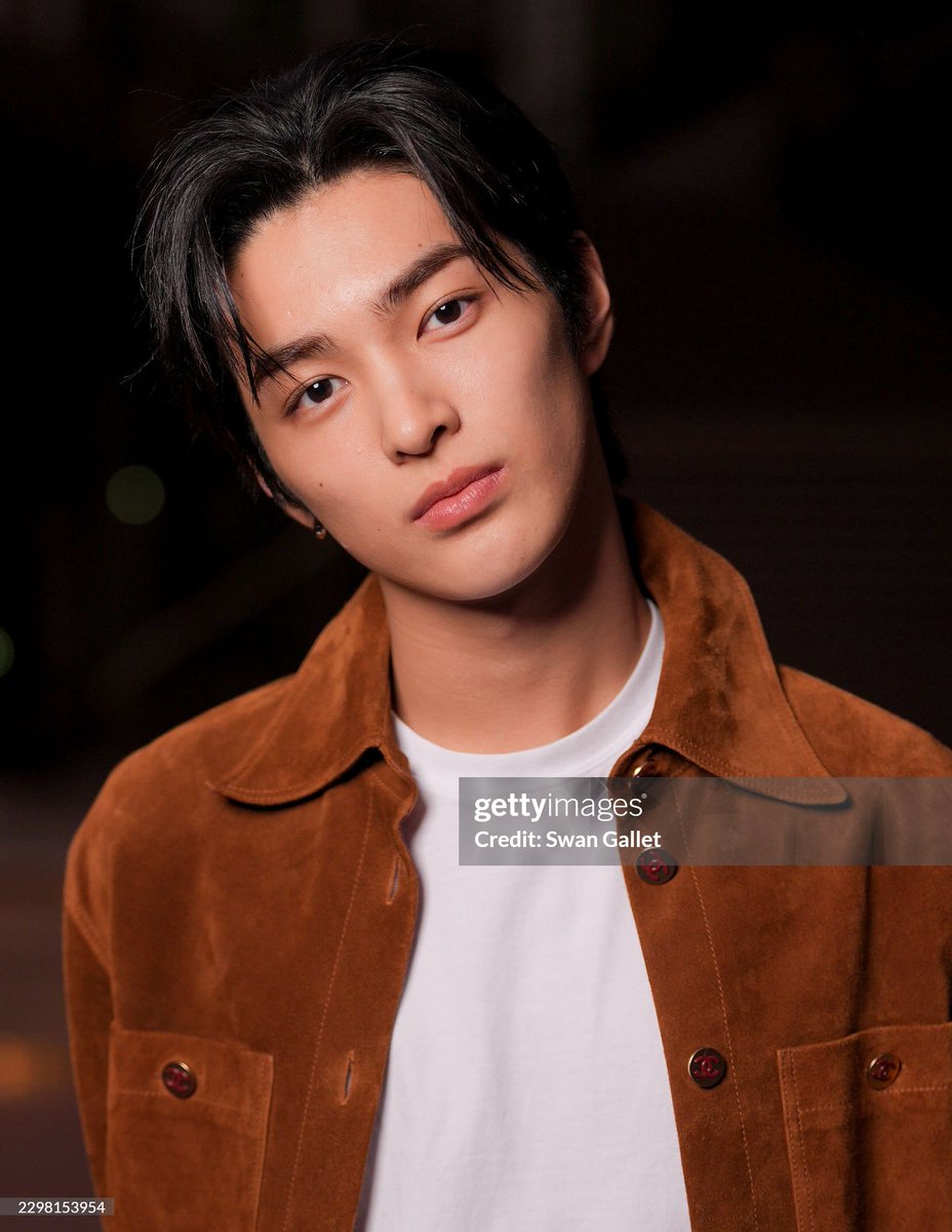 TrendyUpdate_th's tweet photo. KEONHO SERVES CHANEL BOY CHIC! 🤎✨

พาส่องลุคของ “กอนโฮ CORTIS” แขกคนสำคัญของแบรนด์ ขณะเดินทางมาร่วมชมแฟชั่นโชว์ CHANEL Spring/Summer 2027 ณ กรุงปารีส 🇫🇷✨ เสิร์ฟลุคหล่อเนี้ยบแบบ Chanel Boy ทั้งเท่ ทั้งดูแพง พร้อมออร่าความแฟแบบเต็มเฟรม! 🧥

KEONHO AT CHANEL PFW  
#KEONHOxCHANELSS27 
#KEONHO #CORTIS #건호
#CHANELSpringSummer
#CHANEL @CHANEL