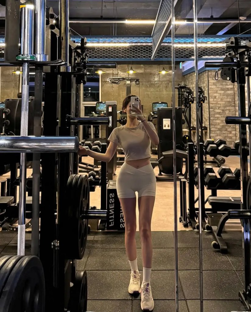 pphernhy's tweet photo. At the gym, there are no shortcuts—only perseverance; no excuses—only action. https://t.co/btfLCg1BV8