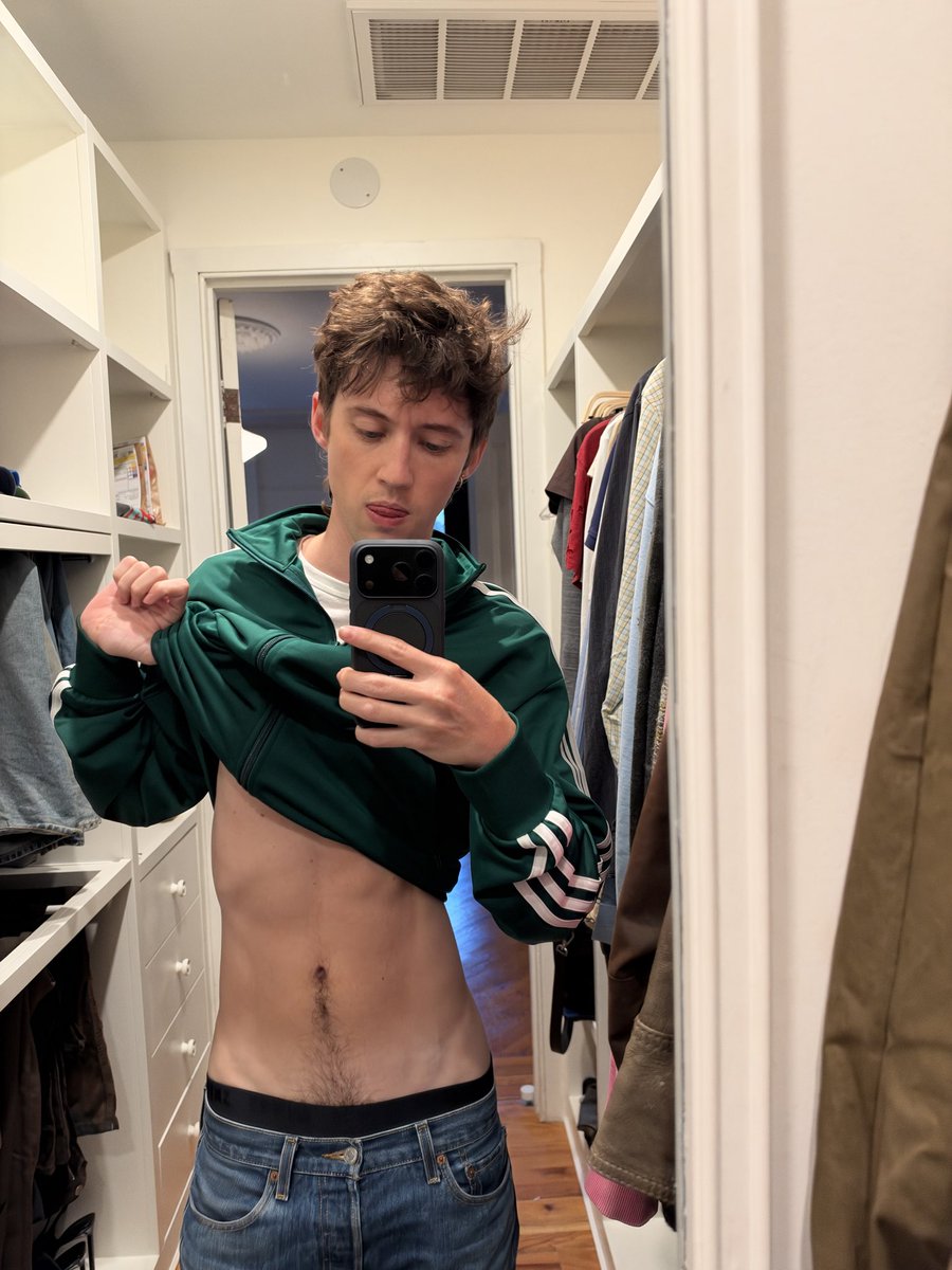 troyesivan's tweet photo. album is out in 4 days 🤲🤲🤲🤲🤲https://t.co/1nzvDERYNN https://t.co/P5lE4iWYaC