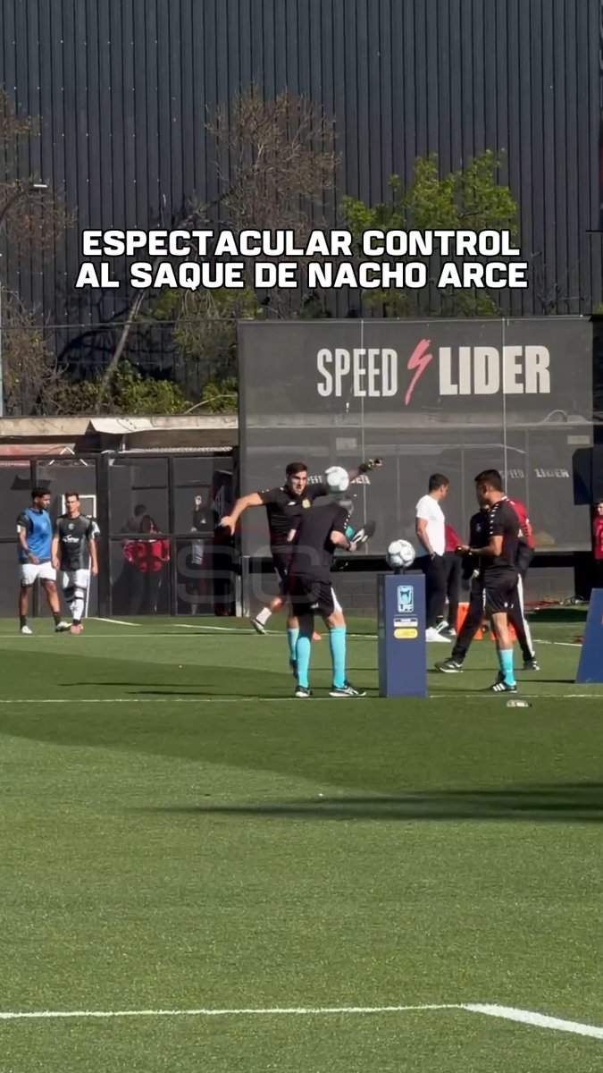 The image captures a group of soccer players practicing on a field, with one player skillfully controlling a ball mid-air while others watch, accompanied by the text "ESPECTACULAR CONTROL AL SAQUE DE NACHO ARCE" and a "SPEED LIDER" sign in the background. The phrase "Juegan de memoria ya" ("They already play from memory") highlights the team's impressive chemistry and fluid coordination, reflecting their intuitive, almost rehearsed teamwork during the drill.