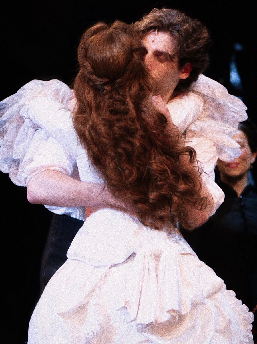 Iesnereides's tweet photo. ᅠ 
@𝐋𝐨𝐧𝐝𝐨𝐧𝐓𝐡𝐞𝐚𝐭𝐫𝐞
Congratulations to Ellie Grimes, who made her debut tonight as Christine Daaé. Joined on stage by Henry Ashford, Ellie received her first standing ovation alongside her castmates and crew. A very special beginning.✨
ᅠ https://t.co/zZwgbuecd8